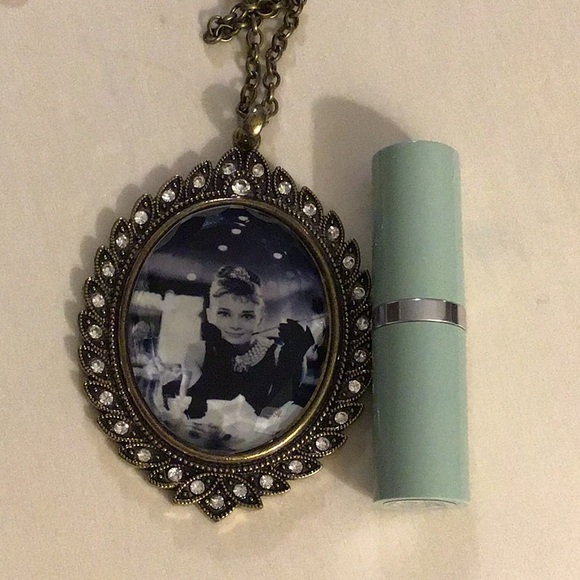 Audrey Hepburn Necklace - Picture 8 of 9